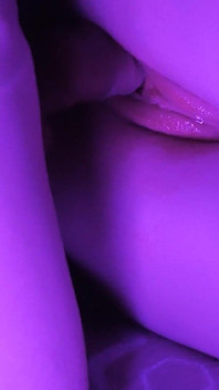 Moje mokrá kundička čeká na ptáka. Close-up. Šťavnatá 18+ kundička
