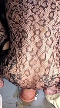 Femboy efeminat în ciorapi de corp călărește un vibrator anal imens