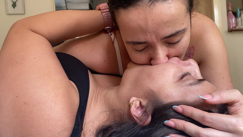 zoemelissa: Moje nevlastní sestra mě požádá, abych jí cucal jazyk, a...