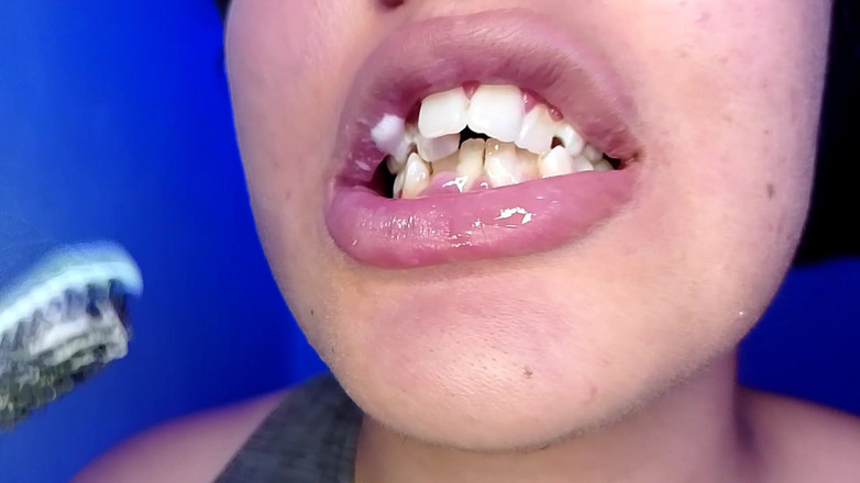 Elimoon: मेरे दाँत ब्रश करना और तुम्हें अपने दांत दिखाना (क्लोज-अप)