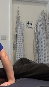 Doktor verehrt füße des patienten und isst sperma von den füßen