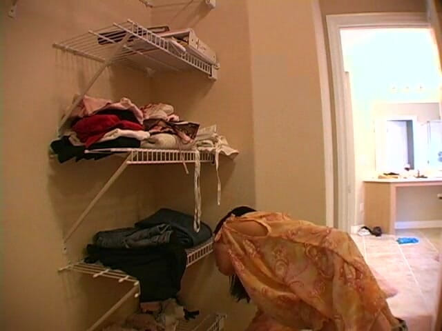 Femdom Sex: スキニーふしだらな女に彼女の浴室アマチュアオナニー