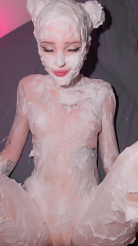 Une fille de Tiktok se rase en mousse et fait une gorge profonde puis se fait baiser en levrette et remplir de creampie