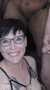 Mandy Foxxx membantu Cleo mengambil lebih banyak pancutan mani di mukanya