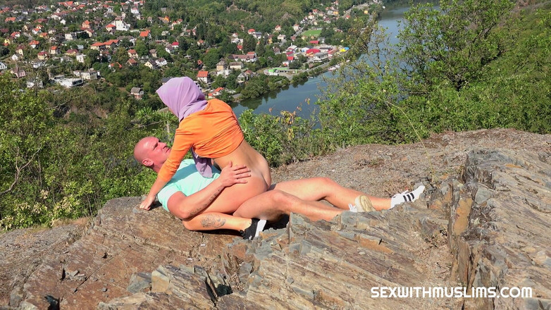 PornCZ: チェコのムスリム、ミラ・フォックスと彼女のボーイフレンド