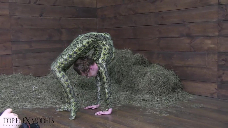 Flexilady: Flexible Spandex Beauty