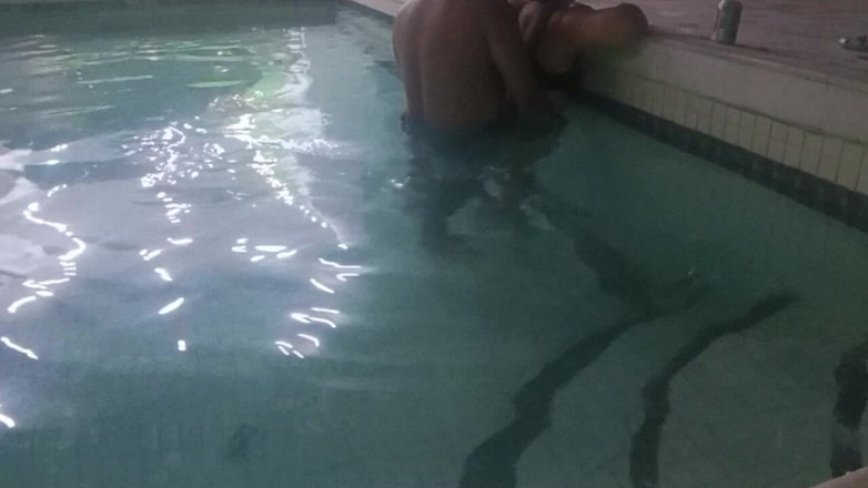 Milfta boohot: Feticismo del piede la mia matrigna li modella nella piscina...