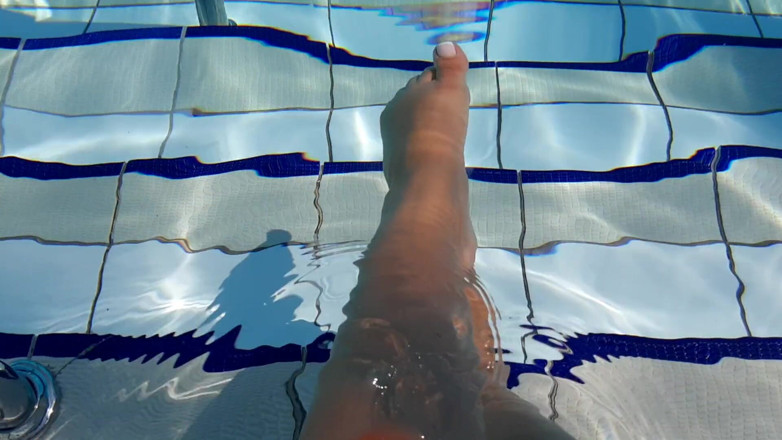 Fetish intimmedia: Fetish kaki bermain di kolam