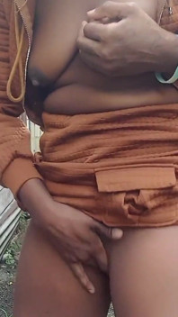 Aku lagi asik fingering pantat basahku di luar ruangan