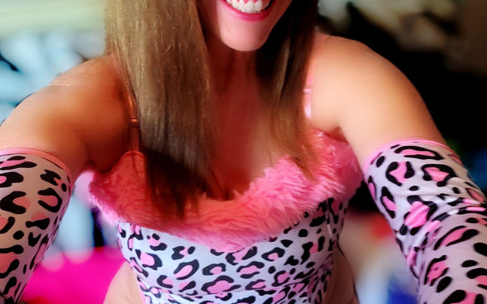 Nikki Nevada: I’m Your Halloween Pink Leopard Slut - Watch Me Lick My...