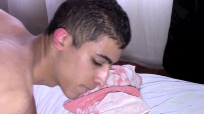 YOUNG FUCKED BY OLDER: Mladá Arabka ošukaná starším bisexuálním klukem
