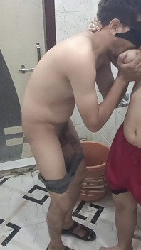 Padosan Ko Bathroom Mein Choda Aur Cumshot Kiya