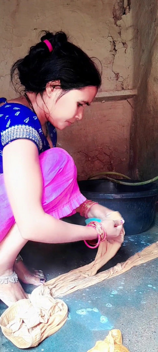 Renudbf: L'arrapante india fa il bagno nel villaggio bhabhi che fa...