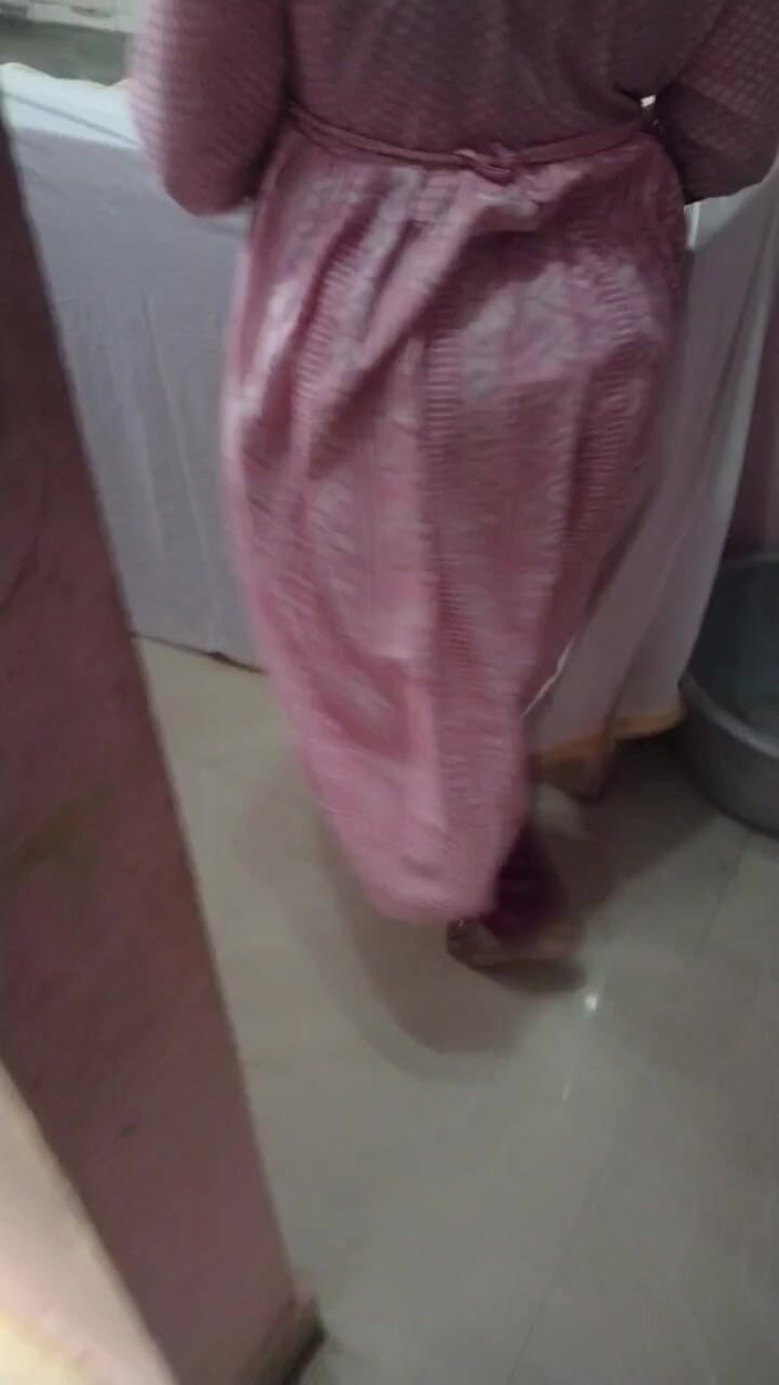 Tamil lesbian: Гарячий секс на кухні, коли вона готує