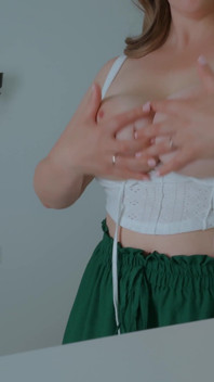 Țâțe uriașe ale unei mame sexy elegante care se masturbează prima dată dimineața, soție frumoasă cu cur perfect