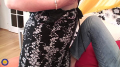 Mature NL: 그녀의 토이보이를 하는 통통한 미시 여자