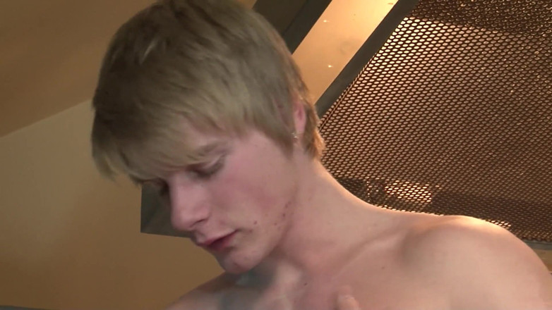 Bareback Boy Bangers: A foda do jovem gay na cozinha