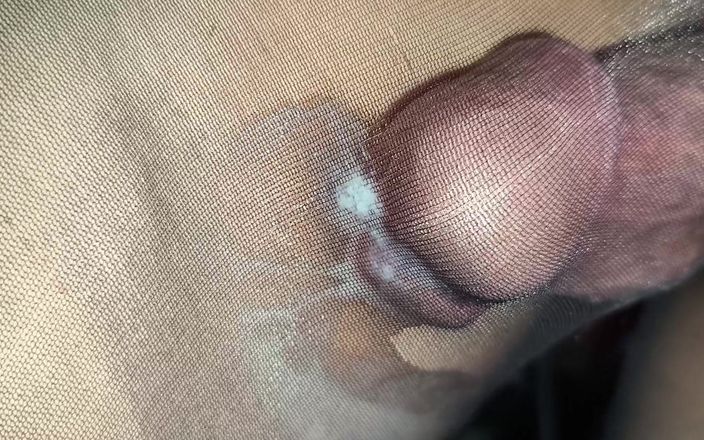 PantyhoseJuicyCummer: Mijn gigantische harde mietje-pik komt klaar in de geleende glanzende...