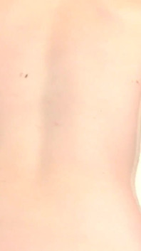Cassidey Lynn, een getatoeëerde brunette betrokken slet, spreidt haar benen om van haar poesje te genieten en geeft pijpbeurten