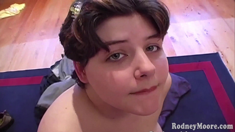 Scale Bustin Babes: Dulce zorra gruesa y cachonda obtiene la cara llena de...