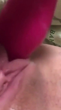 Futând o pizdă strâmtă cu un vibrator gros