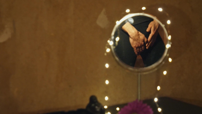 Jerking studs: Round mirror