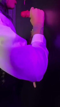 Bruneta s velkým zadkem dostane dva ptáky v glory hole