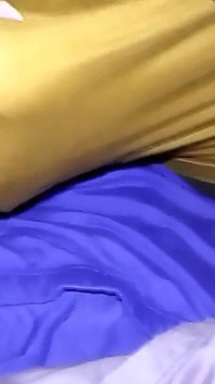 Dengan warna kuning, cewek semok dengan celana dalam biru ini habis-habisan