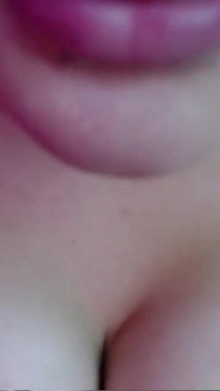 La ragazza sexy di linda si spoglia e tocca per te