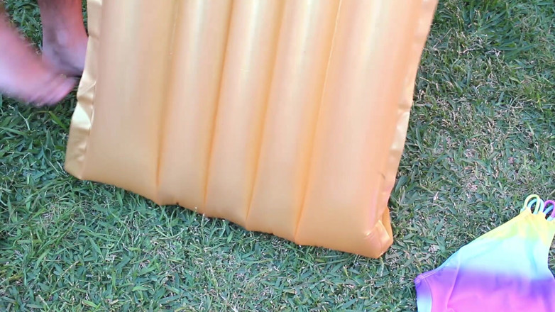 Inflatable Lovers: Mata na powietrzu przy basenie