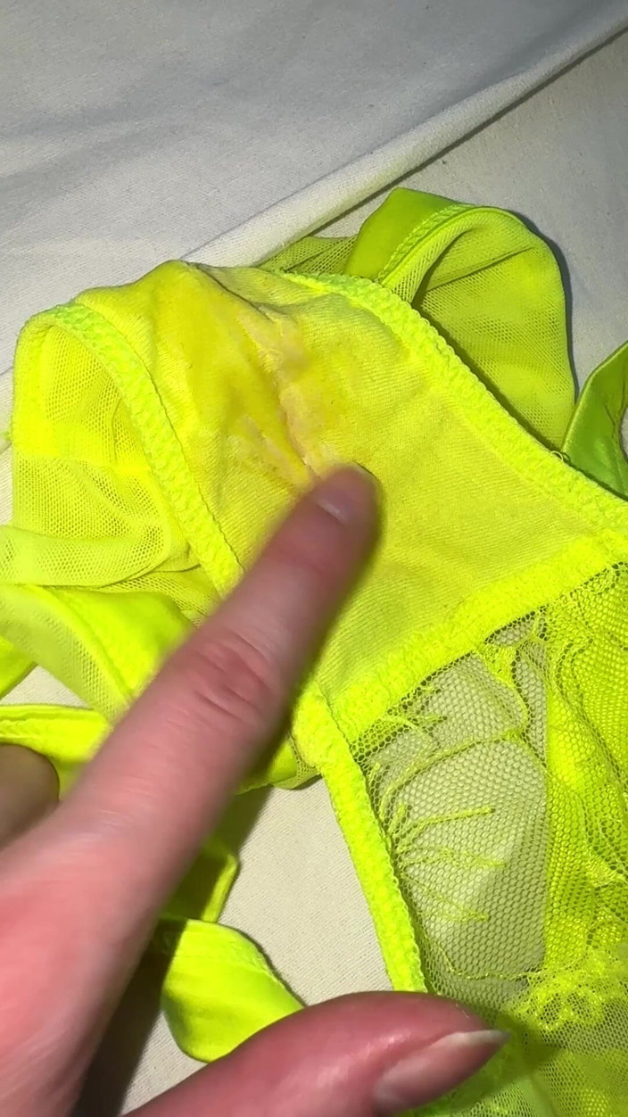 JuliaVeil: Inspección De Bragas Cremosas Gastadas, Meando En Bragas En La...