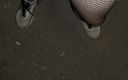 Apomit: Nachtwandern in strumpfhosen Nahe Straße teen junge blankziehen ohne hose.