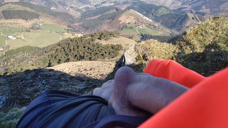 Elvissc: Jock in netzstrümpfen wichst seinen großen, fetten schwanz und kommt...