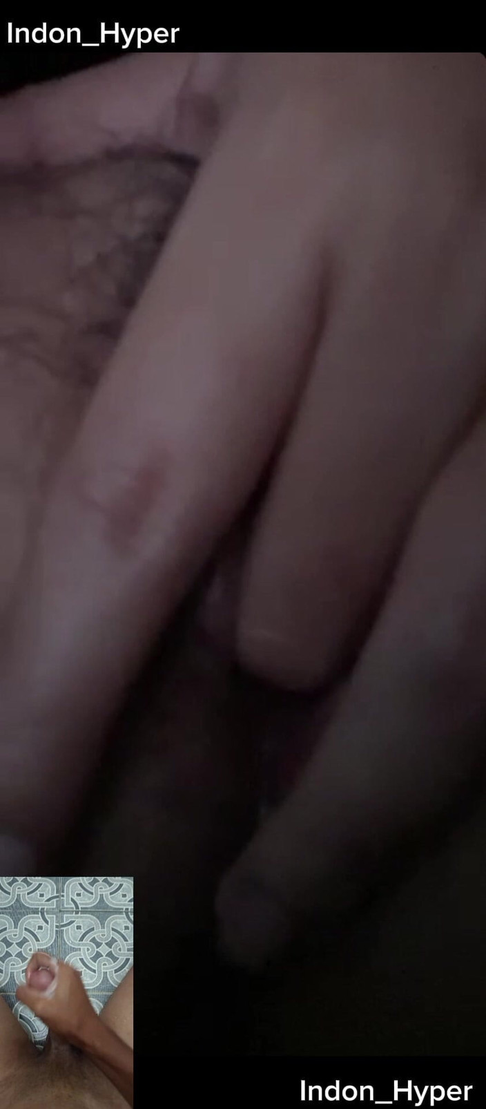 Imanuel: Chéri, ta chatte est vraiment étroite. Après quelques années, nous n’avons...