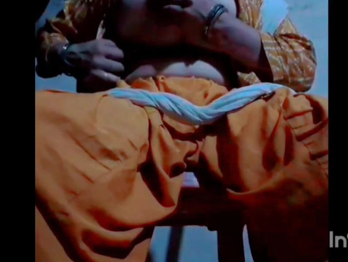 TricolorMusic3: Una donna single che si masturba con molta passione.