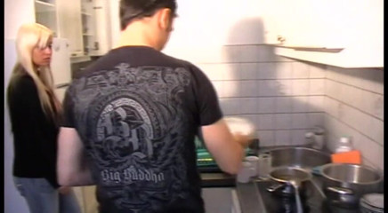 Femdom Austria: Esclavo de casa debe limpiar la cocina
