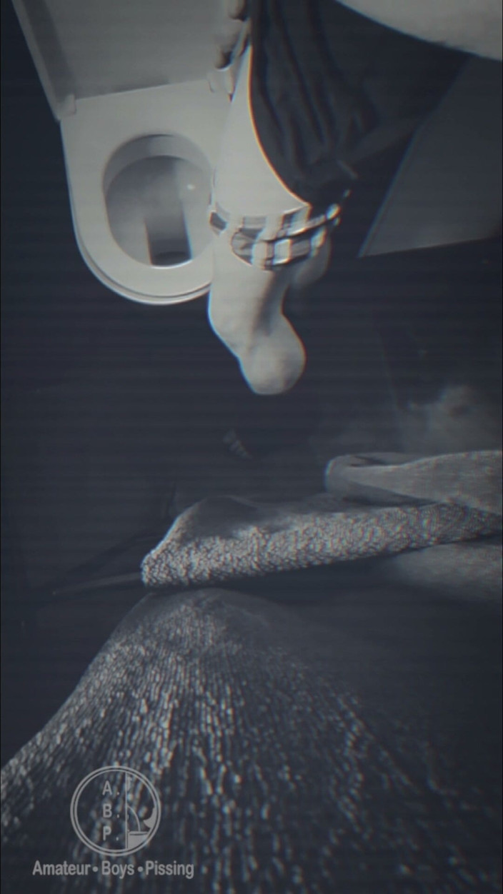 AmateurBoysPissing: 밤에 오줌 싸는 플랫메이트