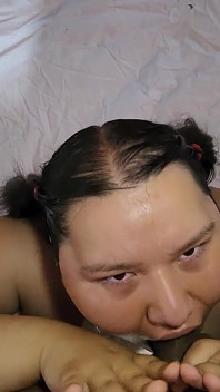 Tře si ptáka na můj obličej, šukej mi do krku a poniž mě