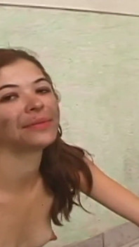 Kirli seksi ayaklarımı temizle kaltak! Lezbiyen edepsiz ayak hakimiyeti