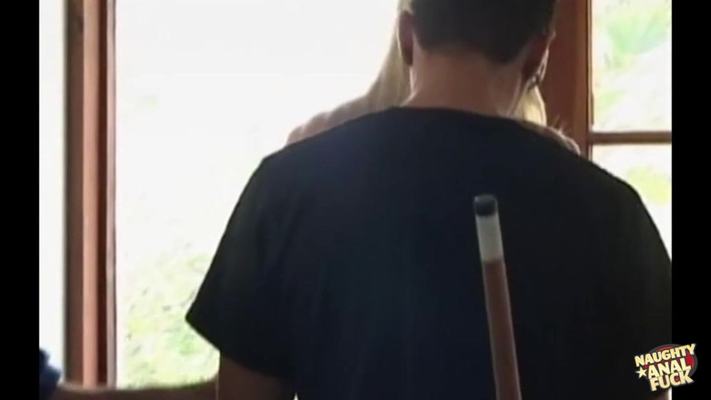 Naughty anal fuck: 5人の欲求不満なイギリス人男性が背の高い女性にひざまずかせてしゃぶる