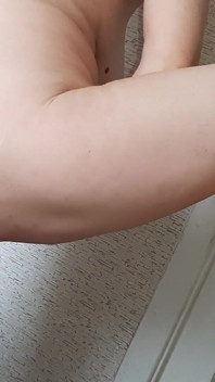 Behaarte muschi, MILF masturbiert auf dem küchentisch