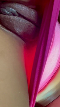 Memek cewek dengan rok merah muda ini ngentot memek bebluknya