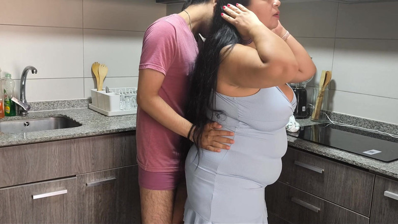 Riderqueen: SPLENDIDE DONNE MILF matrigna scopata in cucina