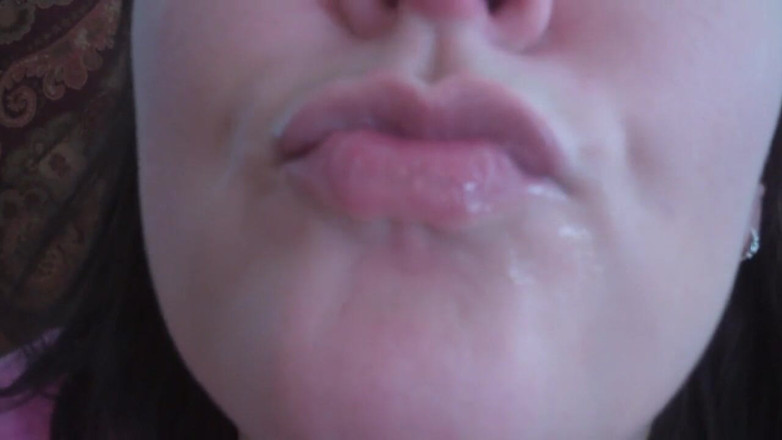 Sexy Amateurz: Sta mostrando la sua bella lingua in primo piano