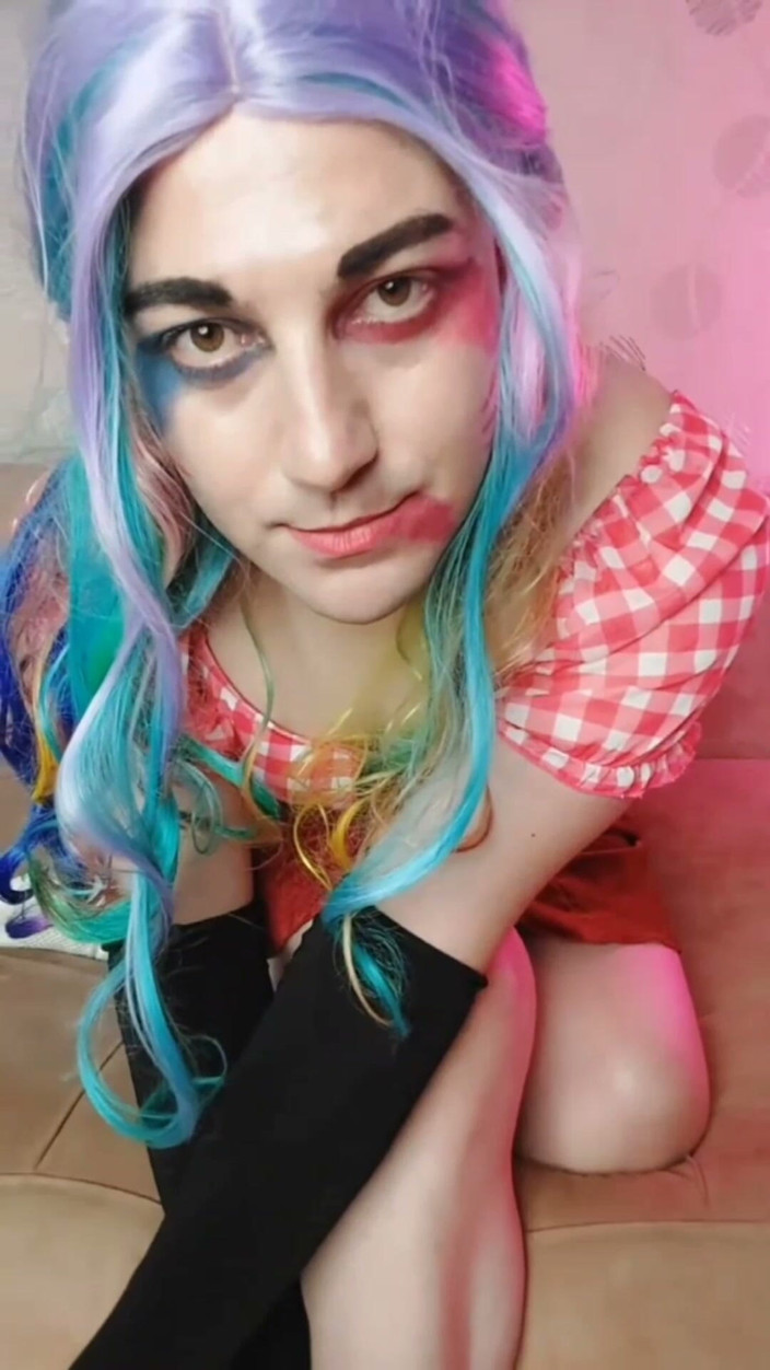Kitty_Cross: Harley Quinn Femboy Cosplay Model แต่งตัวข้ามเพศ