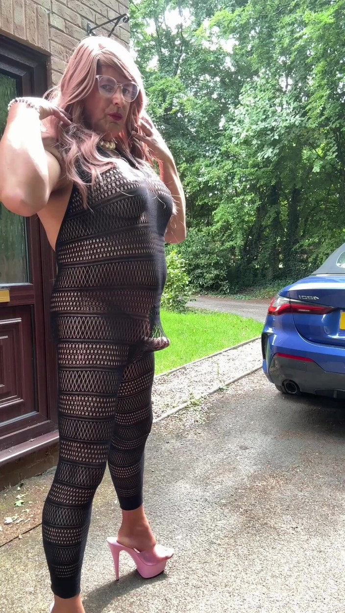 Kellycd2022: Travestit sexy Kellycd2022 în costum negru sexy și tocuri