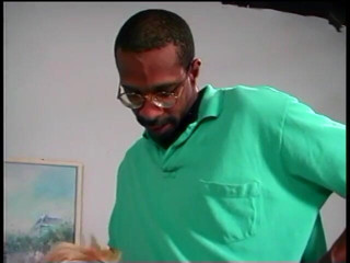 First Black Sexperience: Чорний чувак з великим членом трахає блондинку в рот, а потім їсть її поголену пизду