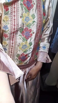 Crossdresser Memakai Set Satin Melancap