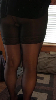 Senhora Trans Em Um Vestido Brilhante E Meia-calça Mostra Seu Bumbum Em Seu Camarim