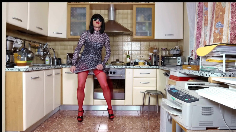 Sissy Cummy Lingerie: Michelle memasak makan malam sepulang kerja dan pada saat yang...